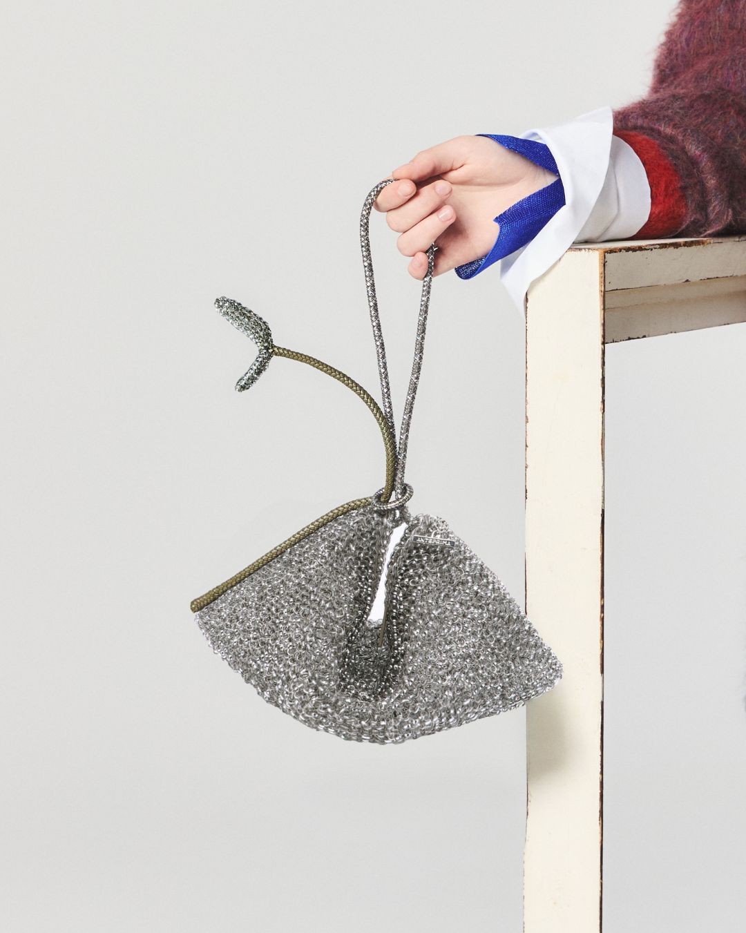 ANTEPRIMA_WIREBAG_IZUMI_KATO_FLUIDO_PB25FMT6AX_Shoulder_Bag_silver-taupe_model