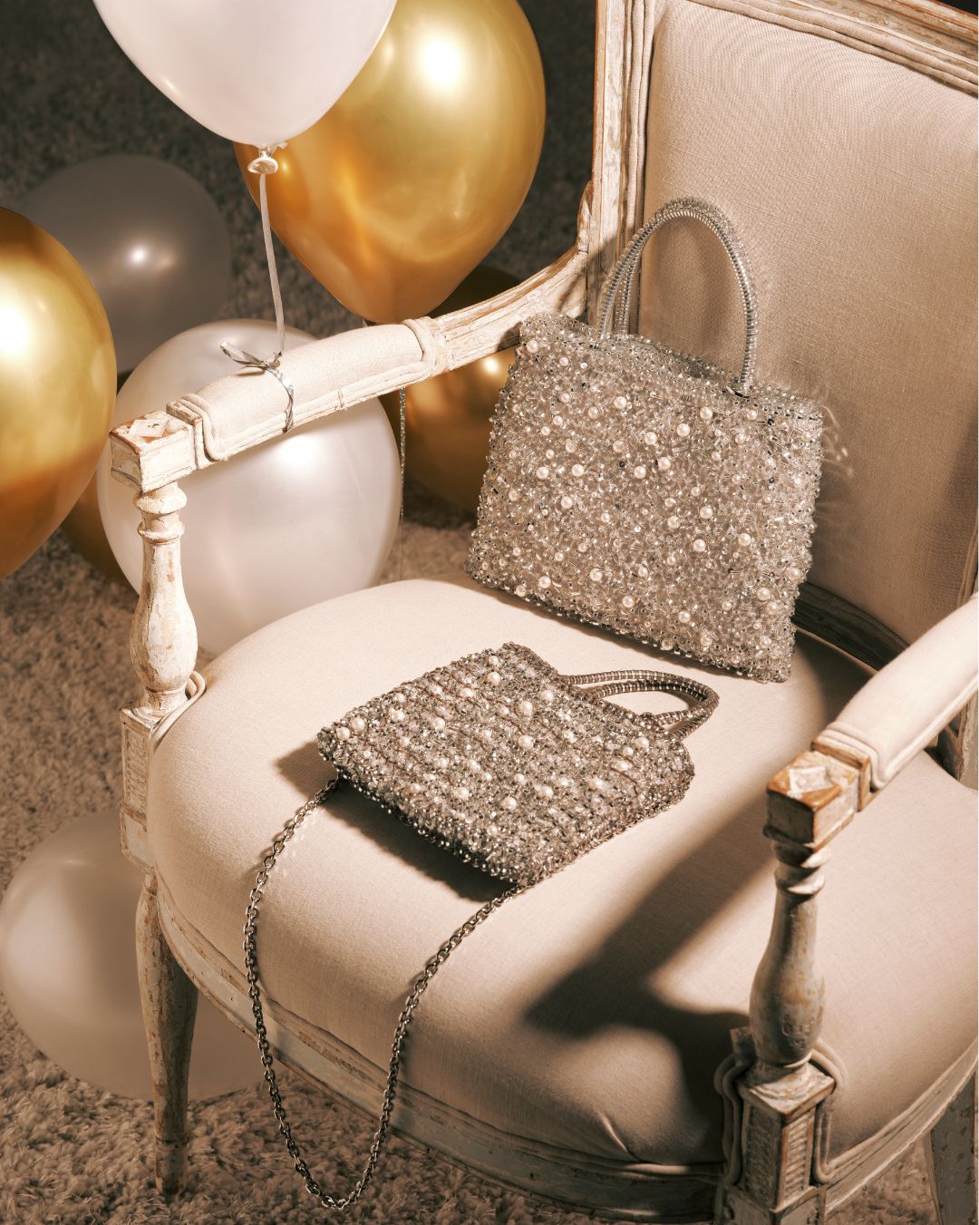 ANTEPRIMA_WIREBAG_PERLA_GLITTER_PB25SAT0GD_Crossbody_Bag_silver_mood.jpg__PID:01d99ff8-7c71-400b-855e-a860b1895b8c